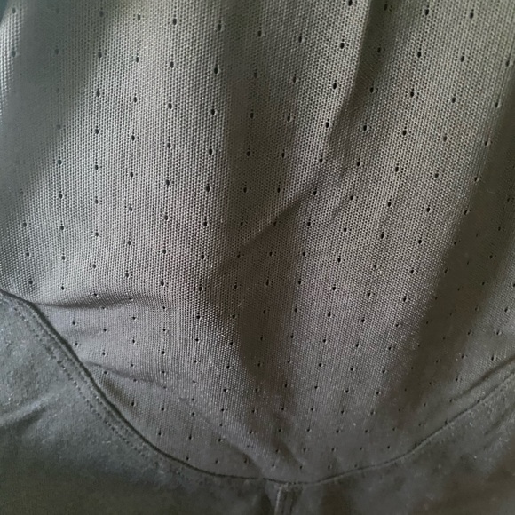 Lululemon mesh back tank with built-in bra - Picture 4 of 5